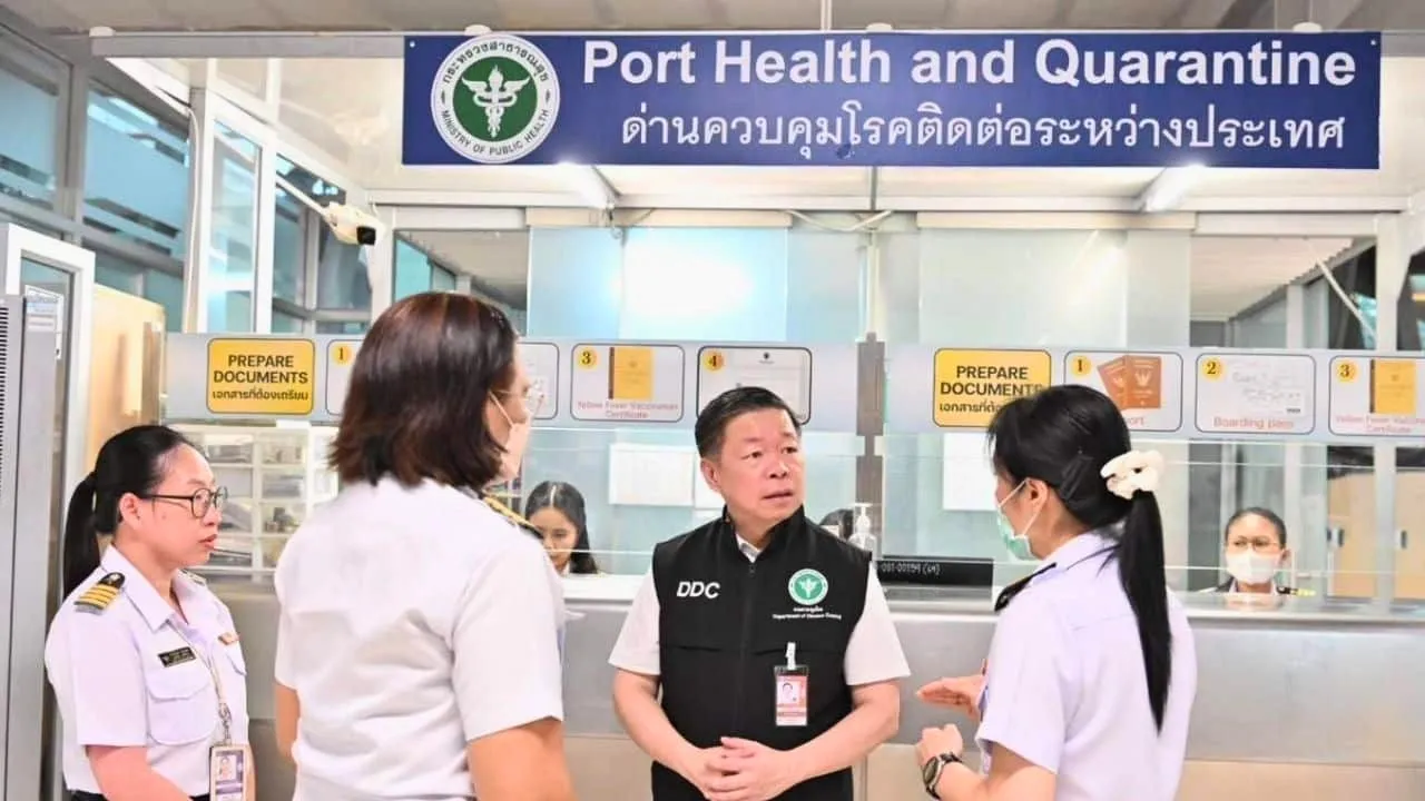 Responsables sanitaires thaïlandais inspectant le poste de contrôle sanitaire et de quarantaine à un aéroport face au risque Ebola