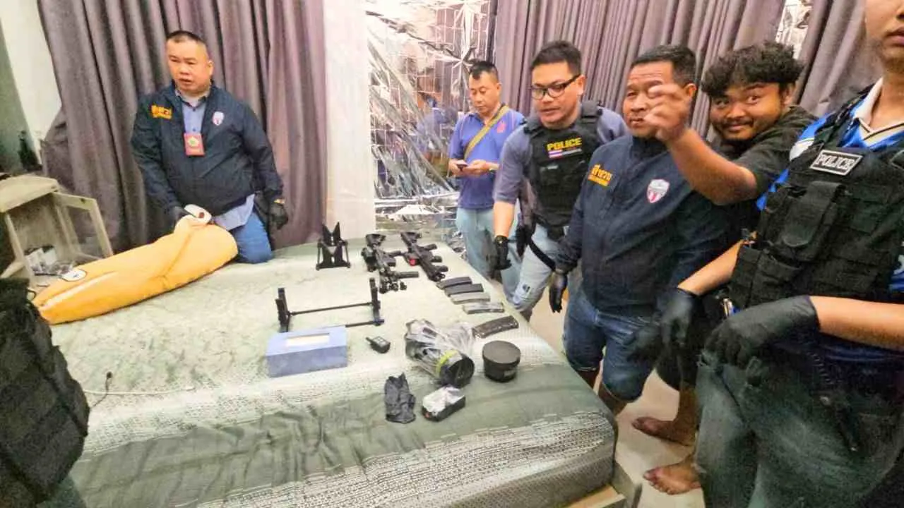 Des policiers thaïlandais inspectent des armes et équipements militaires saisis dans une maison louée près de Pattaya
