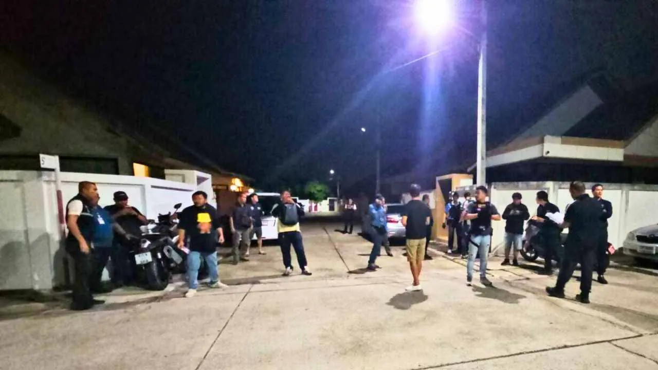Des policiers thaïlandais déployés dans un lotissement de Pattaya lors de l’enquête sur une cache d’armes et d’explosifs