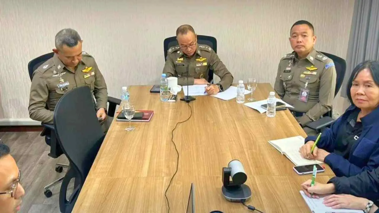 Responsables de la police thaïlandaise réunis pour faire le point sur l'enquête concernant le meurtre d'un chauffeur de taxi à Koh Samui