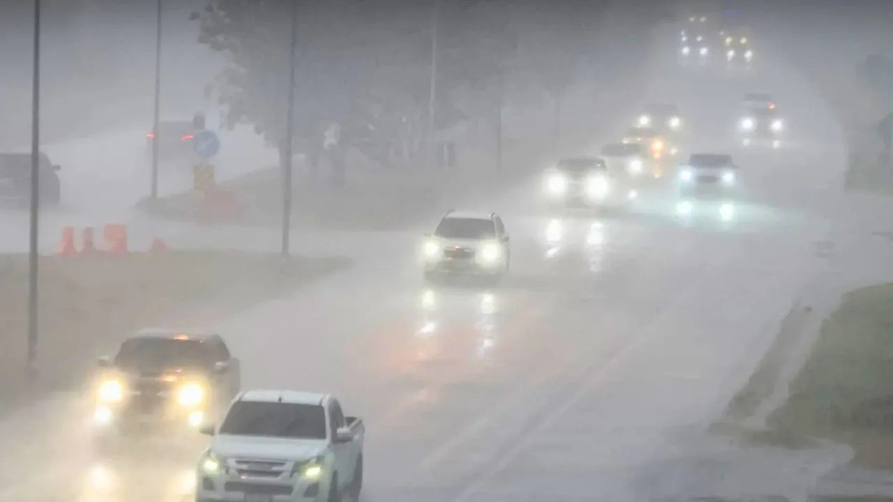 De fortes pluies réduisent la visibilité sur une route en Thaïlande lors d’un épisode orageux