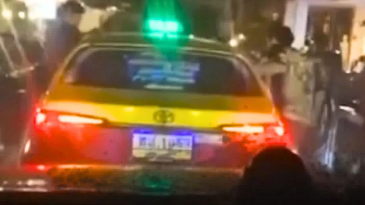 Attaque contre un chauffeur de taxi à Koh Samui, plusieurs individus entourent son véhicule dans la nuit du 24 mai 2026