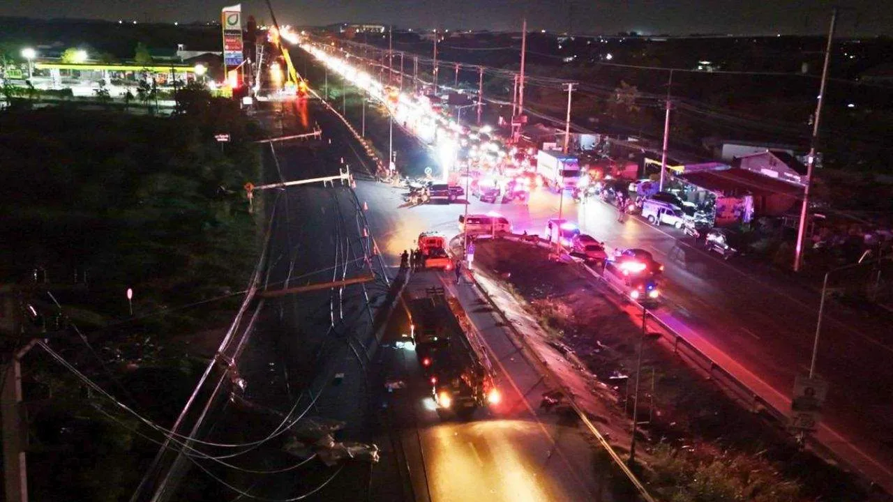 Plus de 10 poteaux électriques bloquent la chaussée de la route Phutthamonthon Sai 5 après qu’une violente tempête a frappé le district de Sam Phran, à Nakhon Pathom