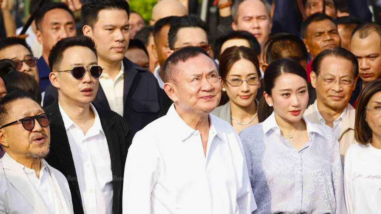 Thaksin reste silencieux pendant l'hymne national après sa sortie de prison