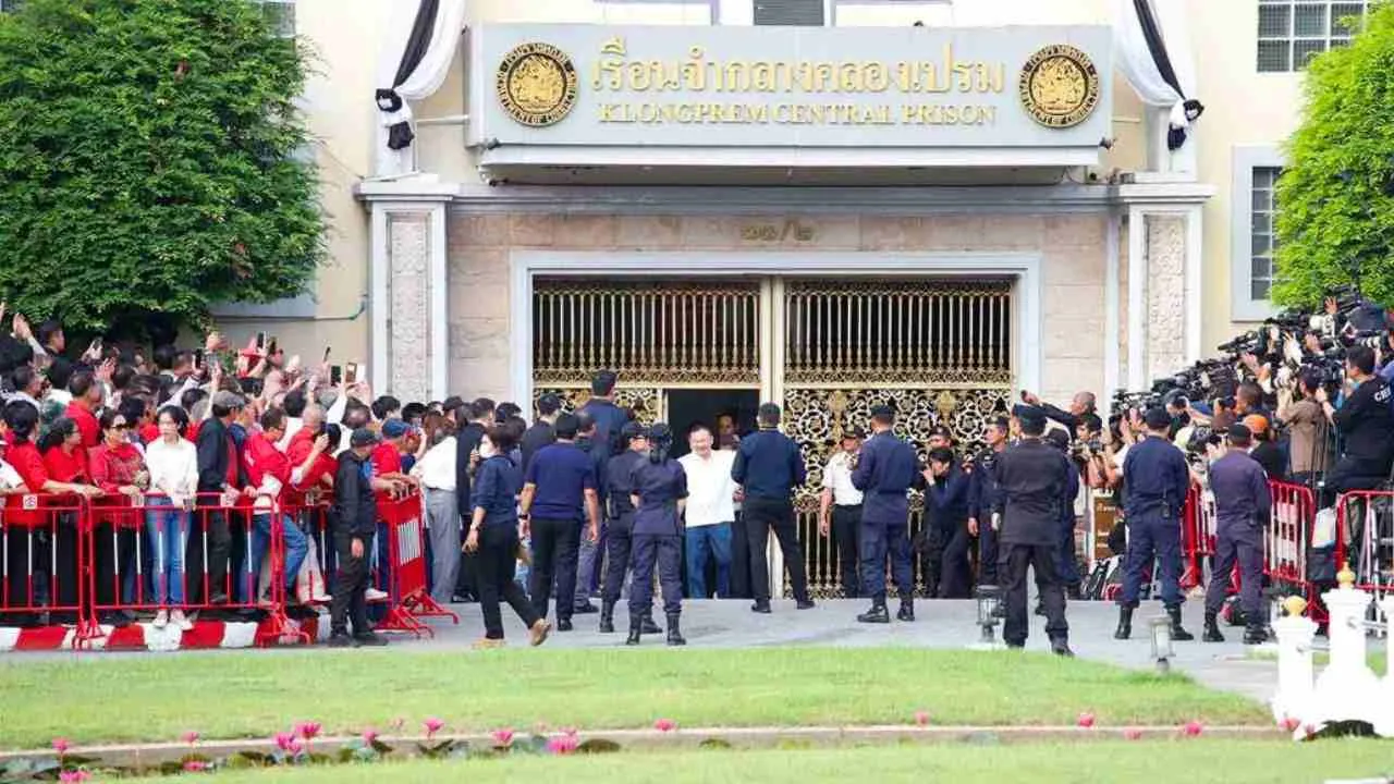 Thaksin Shinawatra, en blanc, sort de la prison centrale de Klongprem à Bangkok lundi matin