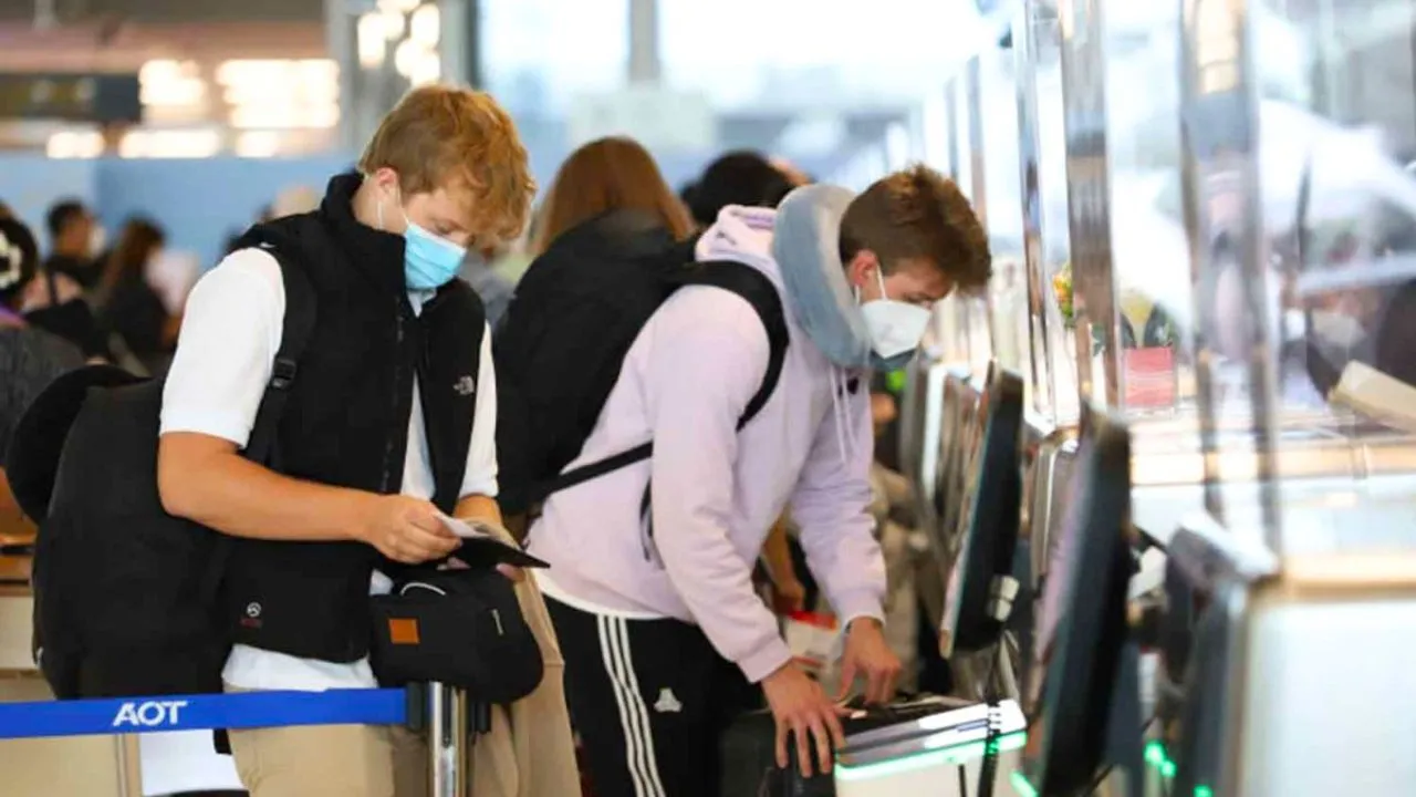 Des voyageurs s'enregistrent à l'aéroport de Suvarnabhumi