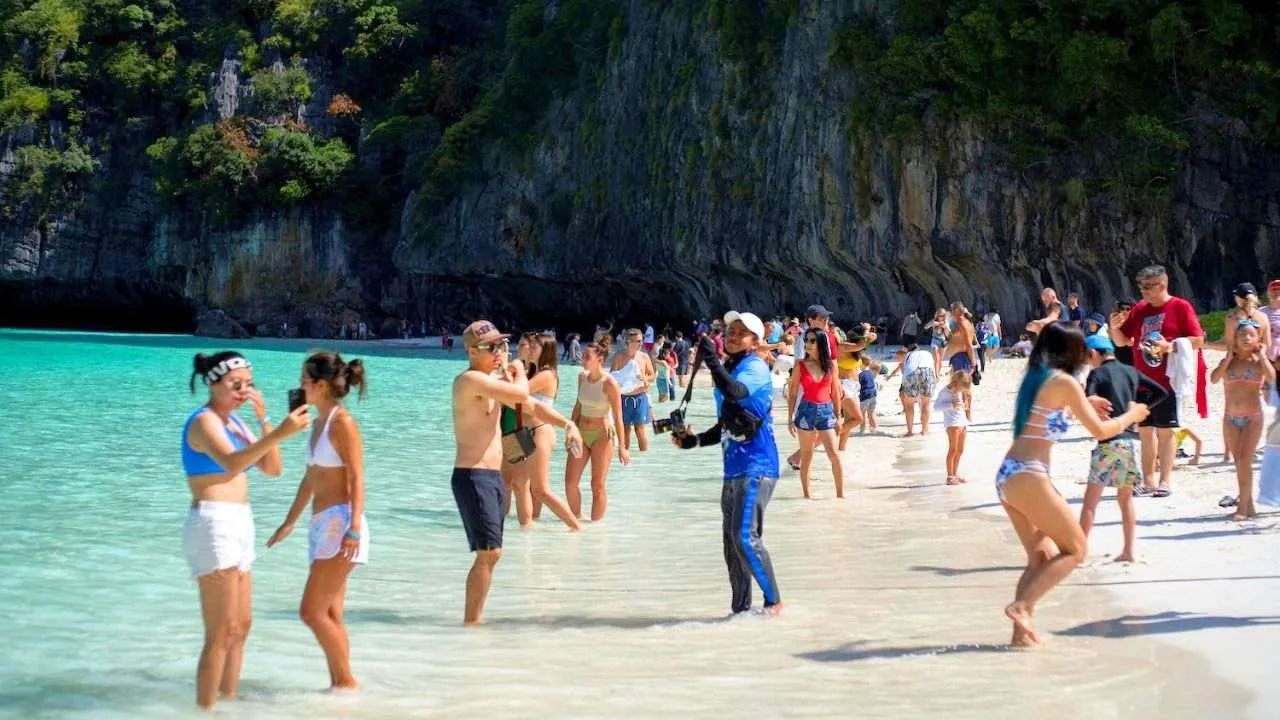 Des touristes sur la plage de Maya Bay à Krabi