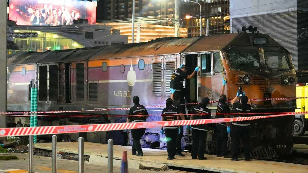 Locomotive impliquée dans la collision meurtrière avec un bus public à Bangkok sous l’inspection des enquêteurs thaïlandais