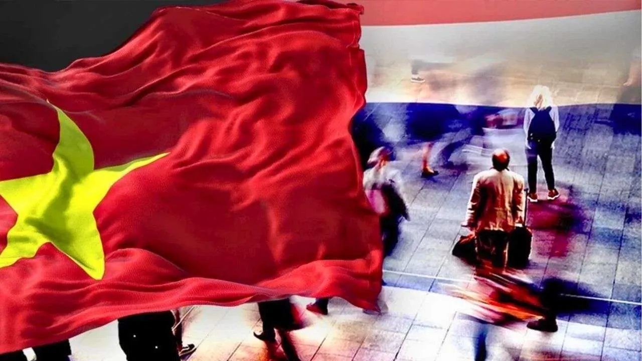 Drapeaux du Vietnam et de la Thaïlande devant des voyageurs, illustrant la concurrence croissante entre les deux pays dans le secteur du tourisme.