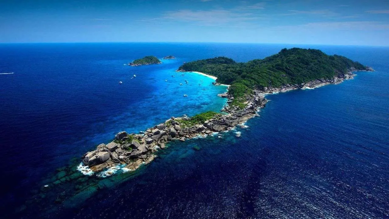Vue aérienne des îles Similan entourées par les eaux turquoise de la mer d’Andaman en Thaïlande