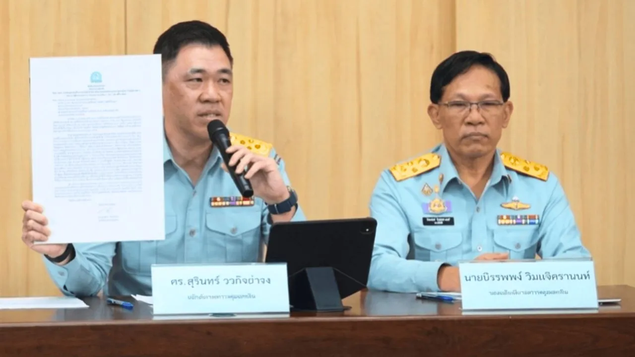 Surin Worakijthamrong, directeur général du PCD (à gauche)