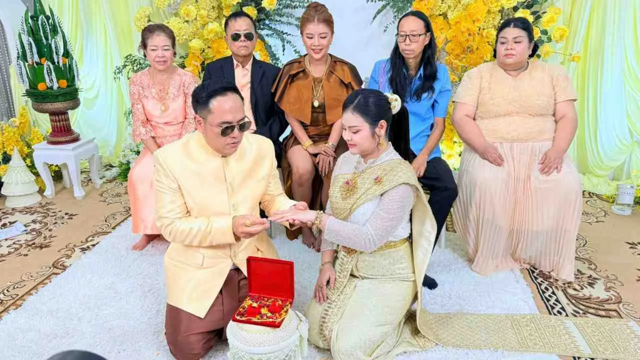 Le mari passe une bague au doigt de sa seconde épouse lors d’une cérémonie de mariage en Thaïlande