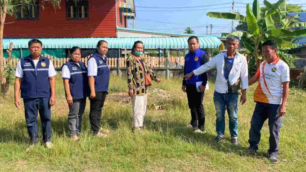 Autorités thaïlandaises inspectant un terrain vague utilisé comme fausse adresse pour l’enregistrement d’enfants chinois à Nakhon Ratchasima