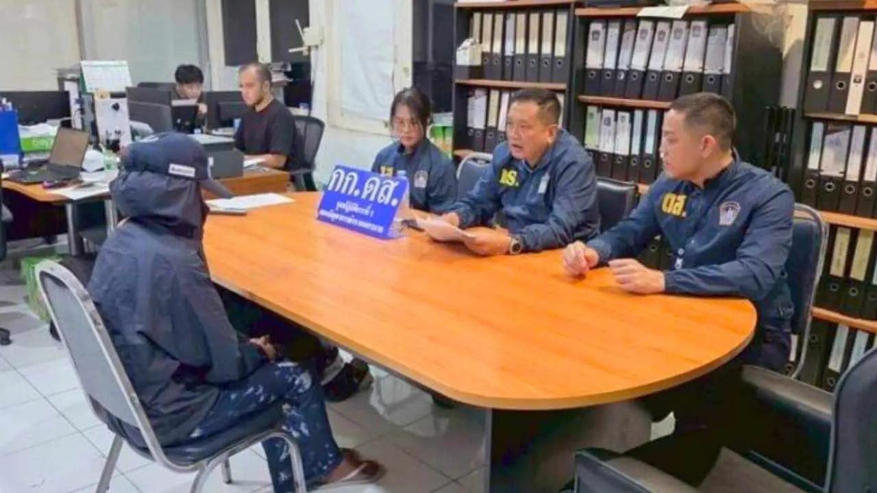 Une femme, qui serait la mère de la victime, est interrogée par les enquêteurs après l'arrestation. Photo : Police thaïlandaise