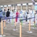 Des voyageurs passent les portiques automatisés du contrôle de l'immigration à l'aéroport international de Phuket