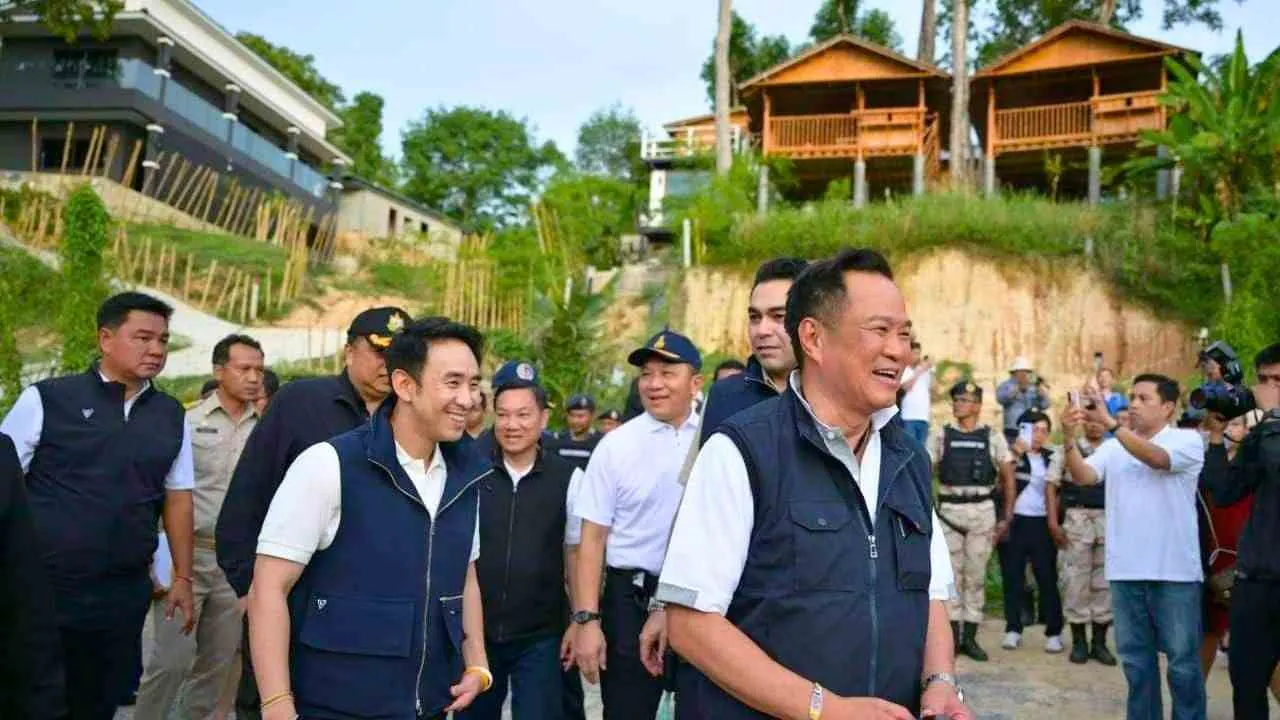 Anutin Charnvirakul en visite à Freedom Beach à Phuket pour inspecter des empiétements sur le domaine public