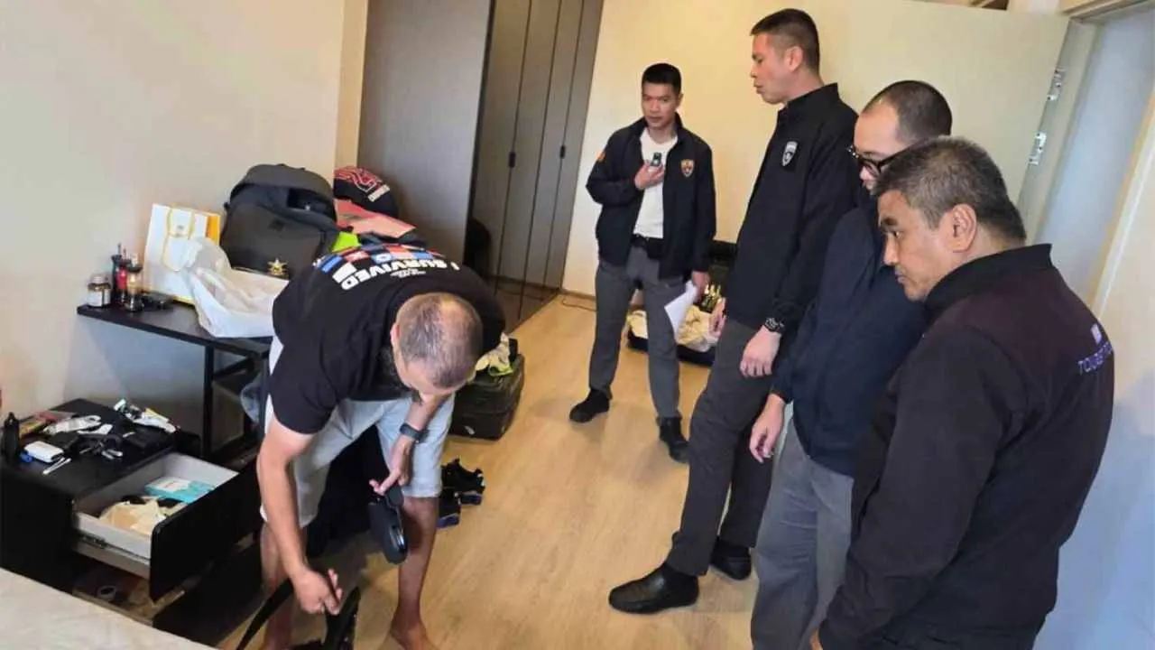 Police de l'immigration thaïlandaise lors de l'arrestation d'un Français recherché par Interpol dans un appartement de Bangkok