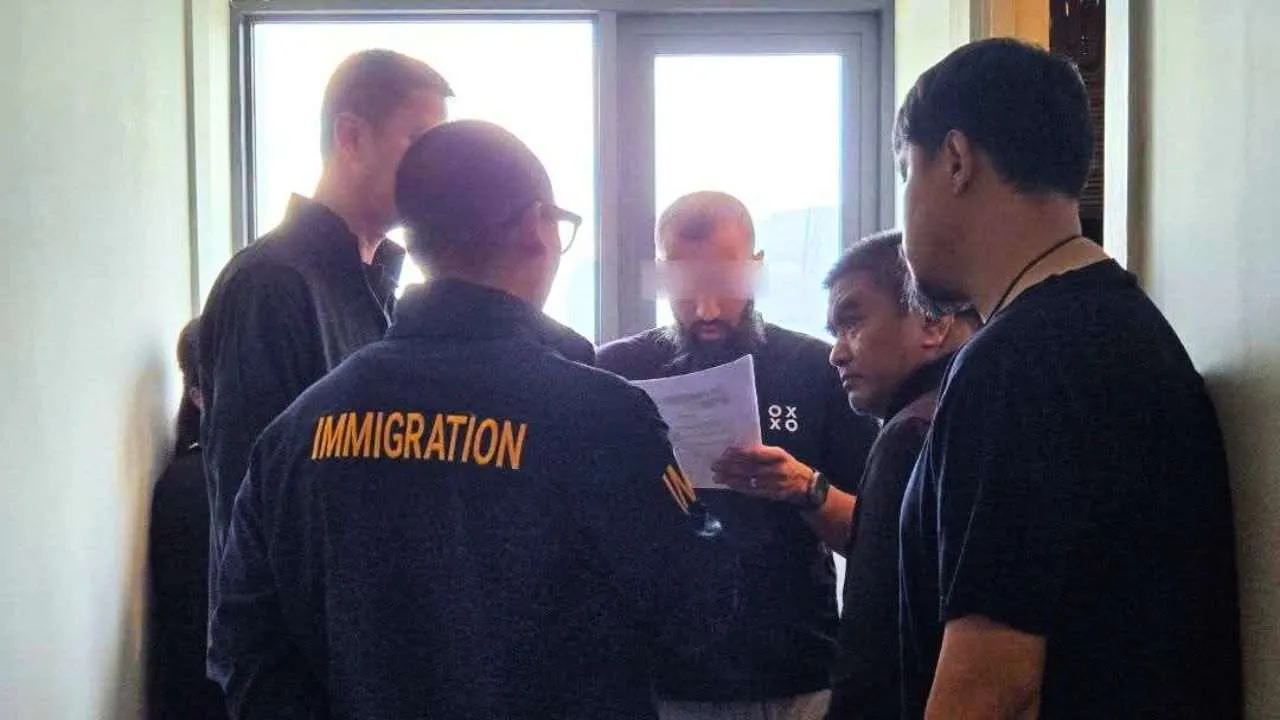 Des policiers de l'immigration thaïlandaise notifient à un ressortissant français recherché par les autorités françaises son arrestation dans un appartement de Bangkok