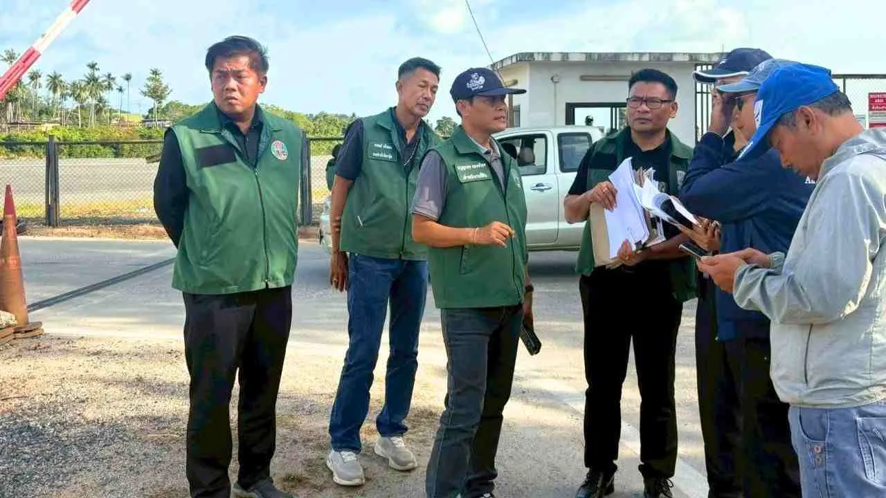 Responsables de l'administration provinciale de Surat Thani et agents gouvernementaux lors d'une inspection liée à l'enquête sur des étrangers ayant obtenu la nationalité thaïlandaise à Koh Samui et Koh Phangan