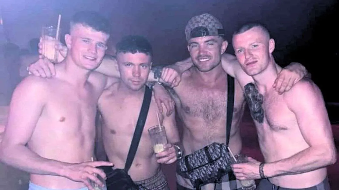 Le boxeur britannique Colin Cairney (à gauche) pose avec des amis lors d'une soirée à Phuket avant l'accident qui l'a laissé dans un état critique