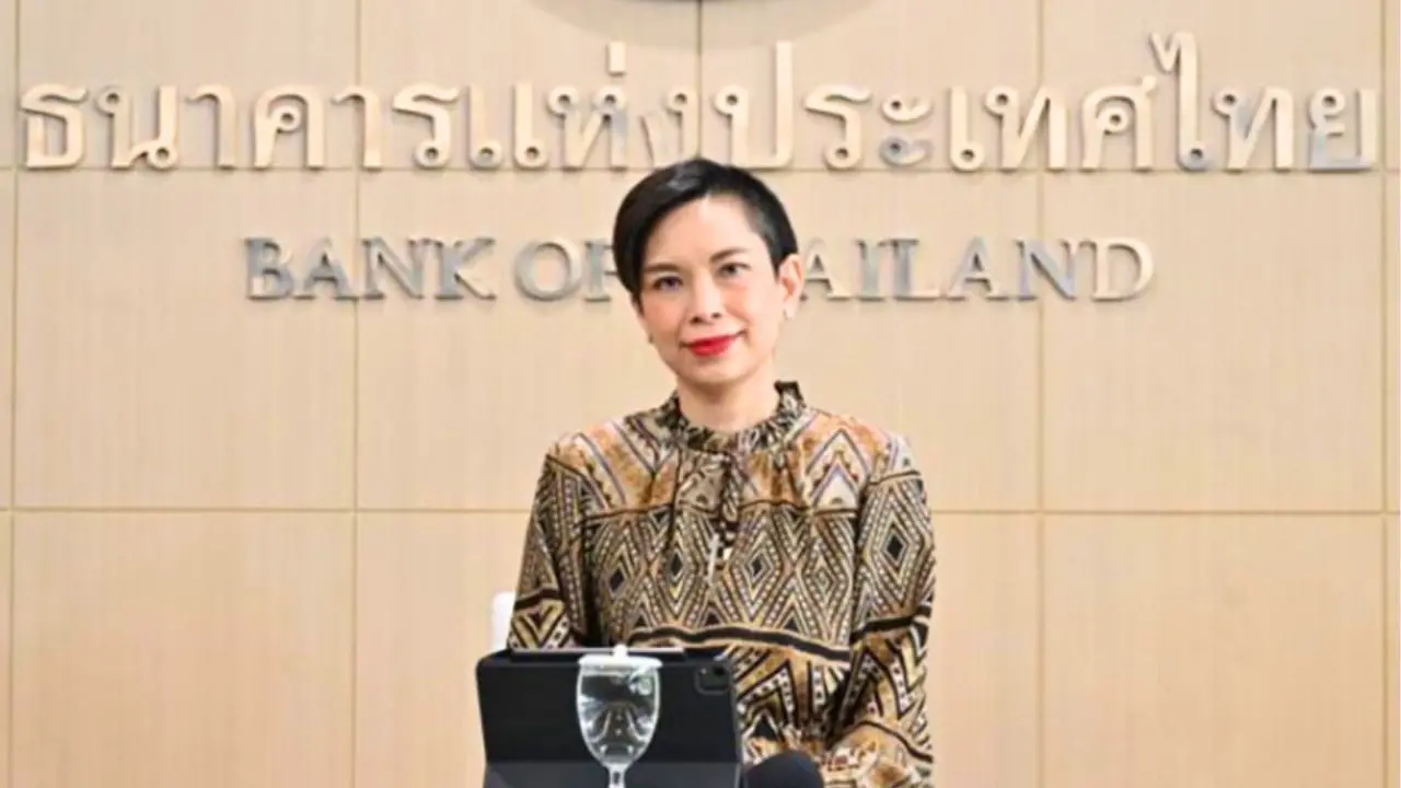 Chayawadee Chai-anant, porte-parole de la Banque de Thaïlande, lors d'une intervention sur le déficit record de la balance courante du pays