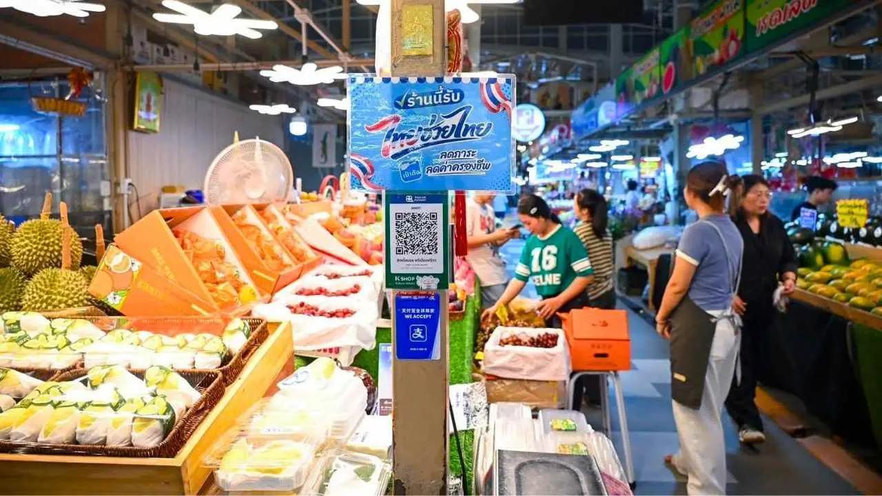 Marché thaïlandais participant au programme « Thais Help Thais Plus : 60/40 » avec affichage du dispositif de co-paiement subventionné.