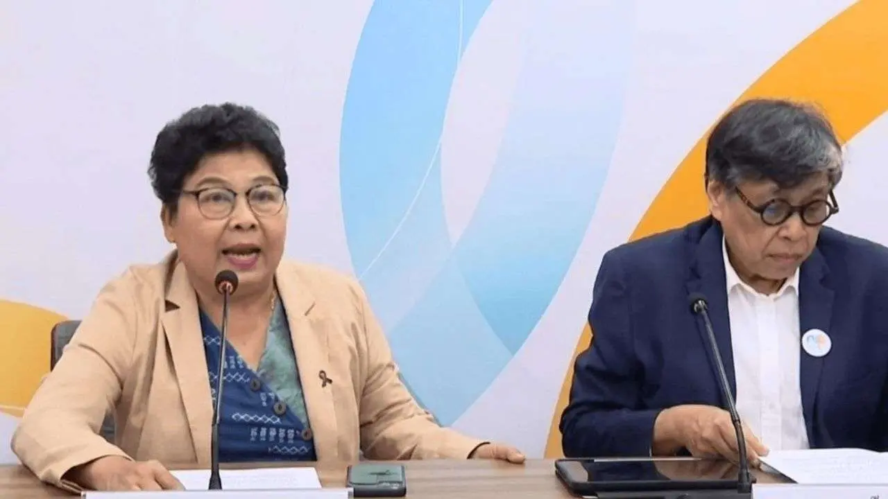 Boonyuen Siritham, présidente du Conseil des consommateurs de Thaïlande, et Saree Aongsomwang, secrétaire générale du TCC, lors d'une conférence de presse à Bangkok