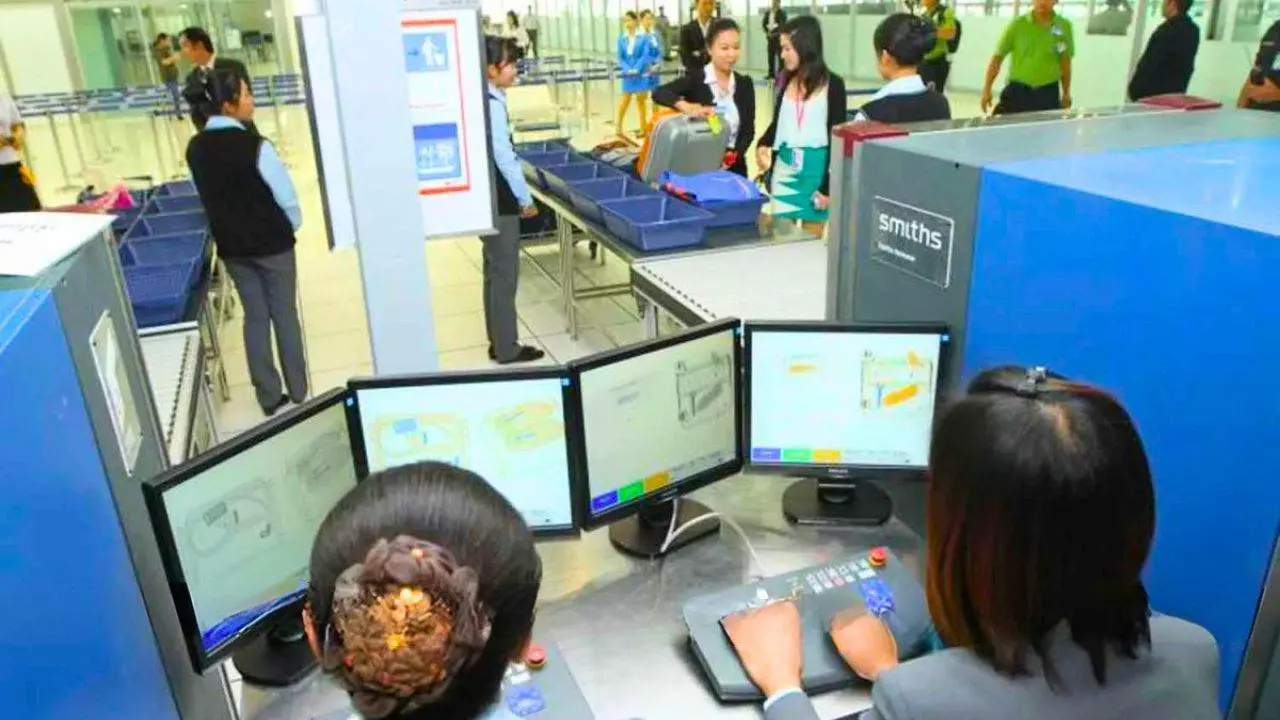 Contrôle des bagages aux rayons X dans l'aéroport de Suvarnabhumi