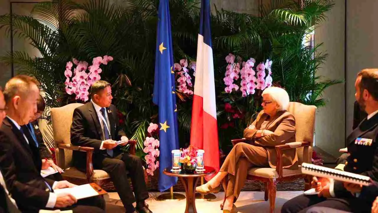Entretien entre le ministre thaïlandais de la Défense Adul Boonthamcharoen et la ministre française de la Défense Catherine Vautrin lors du Dialogue Shangri-La à Singapour