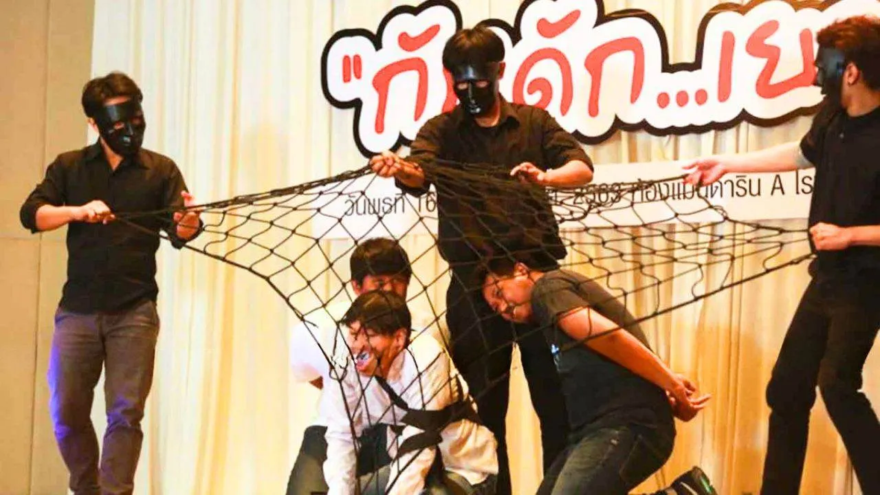 Des adolescents thaïlandais participent à une mise en scène illustrant les risques liés à la consommation de drogues et aux comportements à risque lors de la Journée nationale de la jeunesse