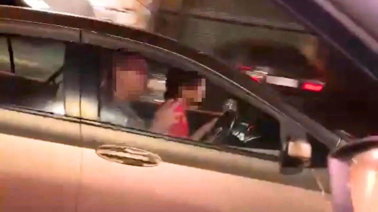 Phuket : un enfant de 9 ans filmé au volant sur une route très fréquentée