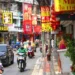 Rue Pracharat Bamphen dans le quartier de Huai Khwang à Bangkok en Thaïlande, où se concentrent de nombreux restaurants et commerces chinois