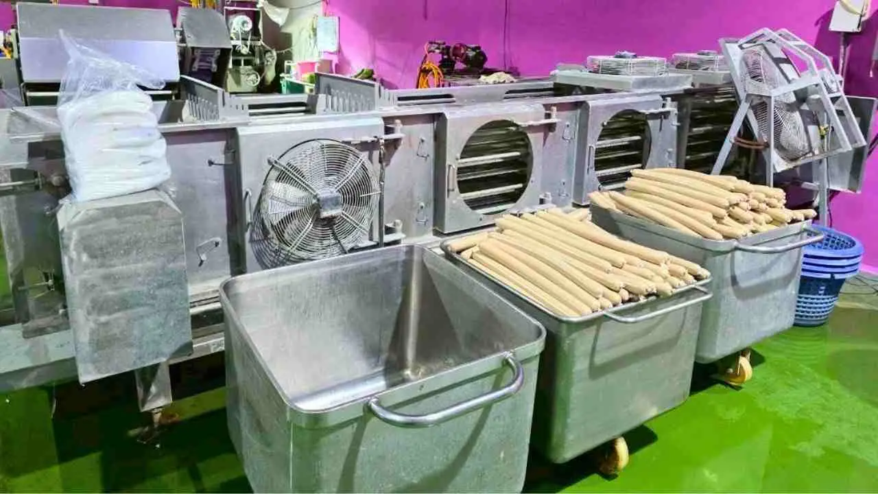 Machines de production et bacs de saucisses dans une usine de transformation de viande fermée par les autorités à Pathum Thani