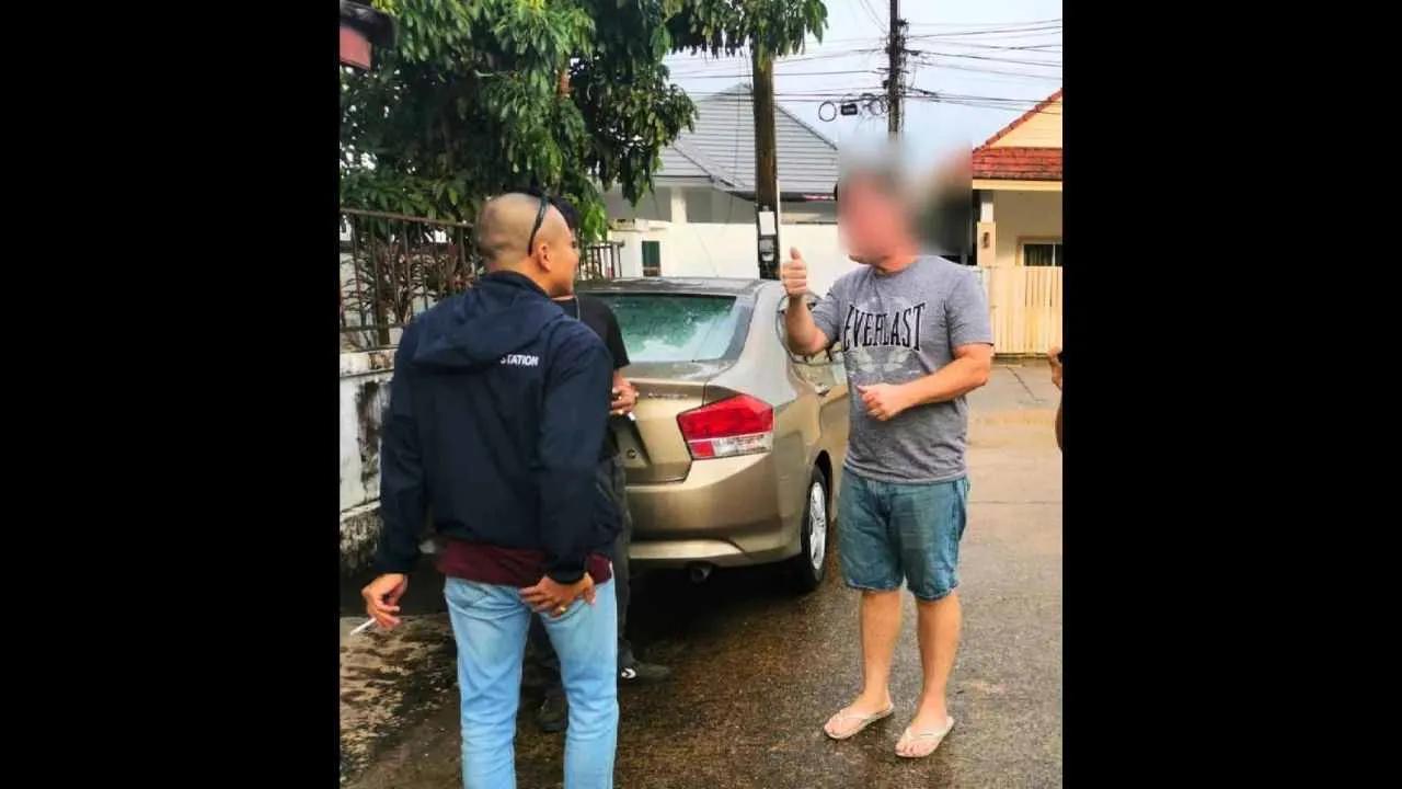 Policiers thaïlandais interrogent un ressortissant britannique devant la voiture utilisée lors de l'affaire impliquant son fils de 9 ans à Phuket