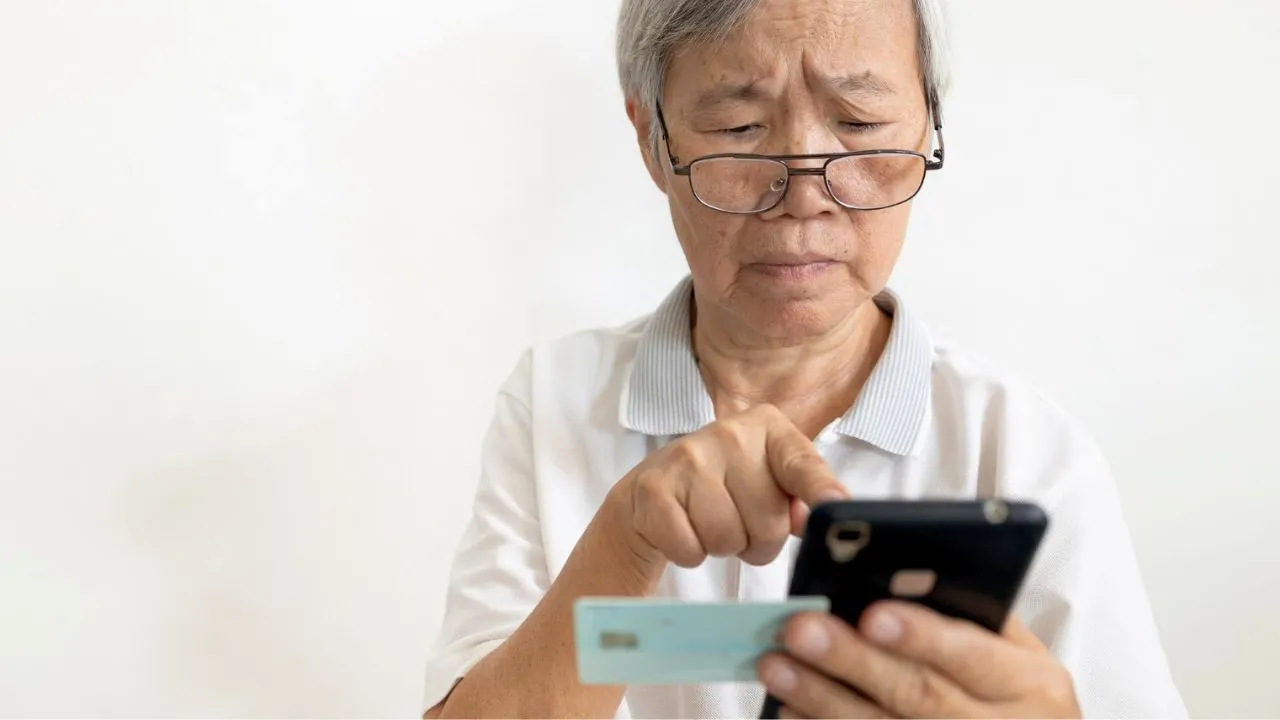 La Thaïlande passe au tout numérique, mais les seniors peinent à suivre
