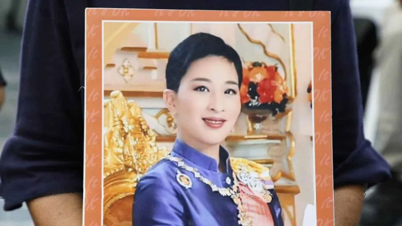 Un Thaïlandais vêtu de noir tient un portrait de la princesse Bajrakitiyabha à Bangkok