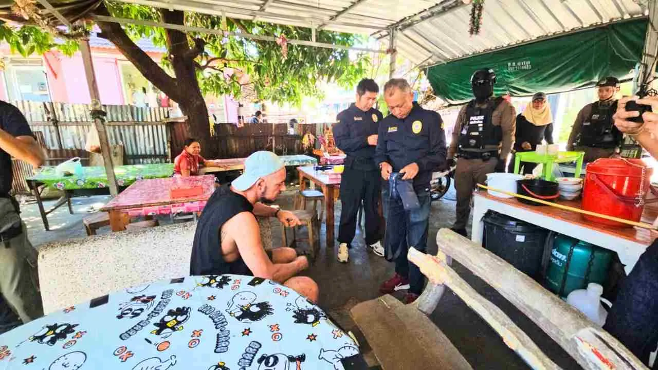 Le Britannique soupçonné de l'attaque à l'acide à Pattaya interrogé par la police lors de son arrestation