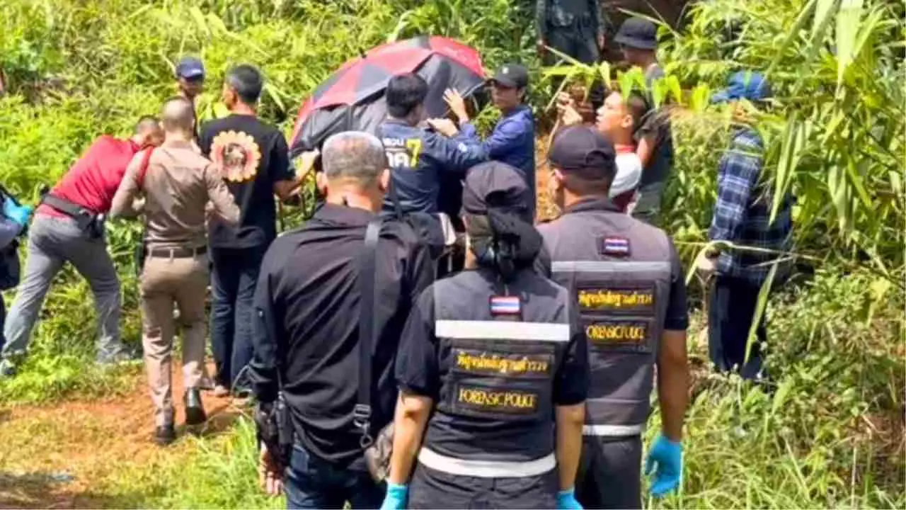 Policiers et experts médico-légaux lors d'une reconstitution de l'affaire de la fillette de 7 ans retrouvée morte à Sangkhla Buri