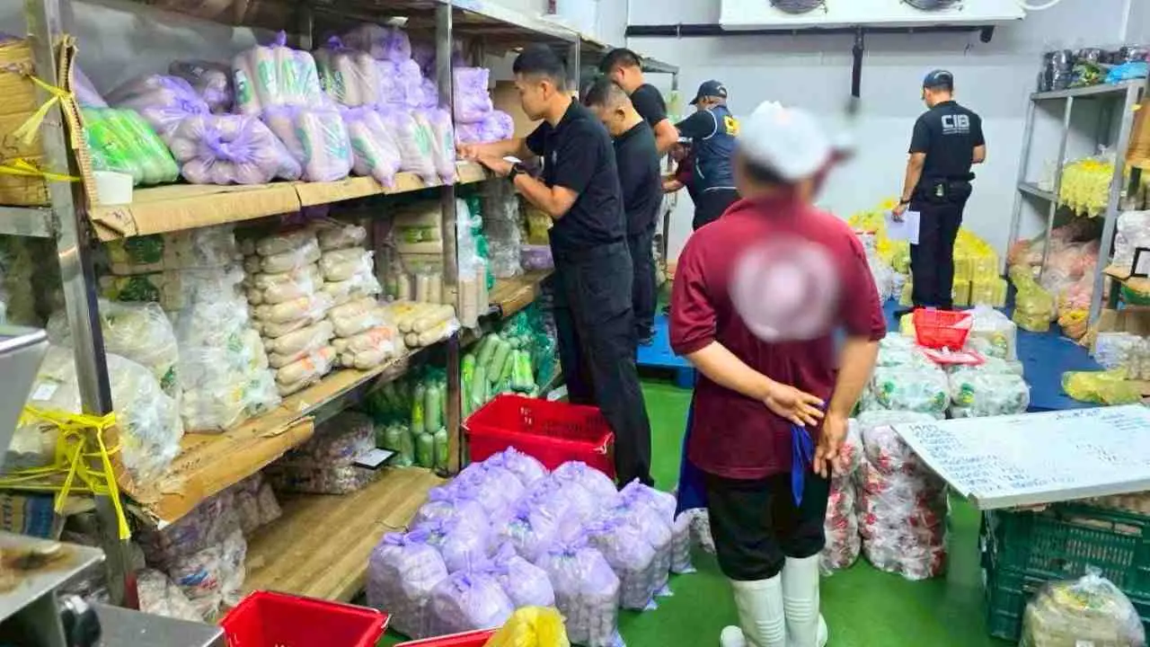 Des agents de la police de la protection des consommateurs et de la FDA inspectent une usine de transformation de viande à Pathum Thani