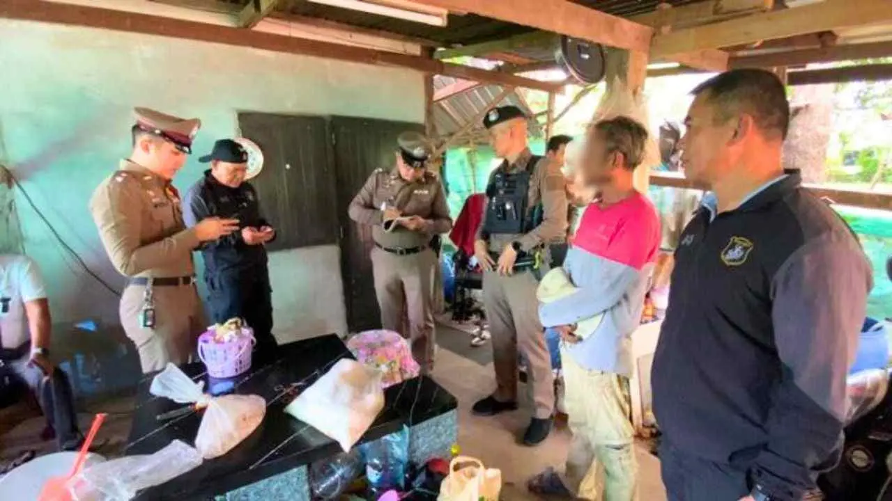 Des policiers inspectent le restaurant d'Udon Thani où 14 personnes ont été hospitalisées après avoir consommé une soupe contenant une mystérieuse poudre