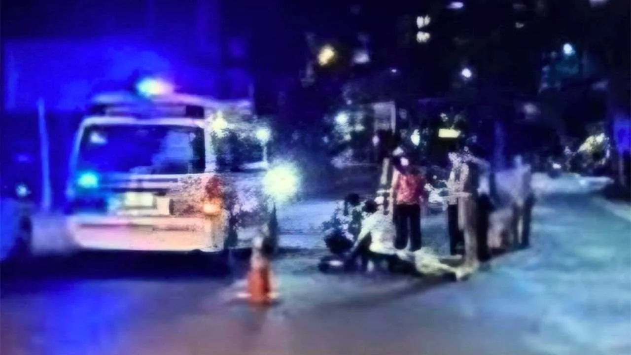 Les secours prennent en charge le boxeur écossais Colin Cairney après sa chute d'un tuk-tuk à Patong, sur l'île de Phuket