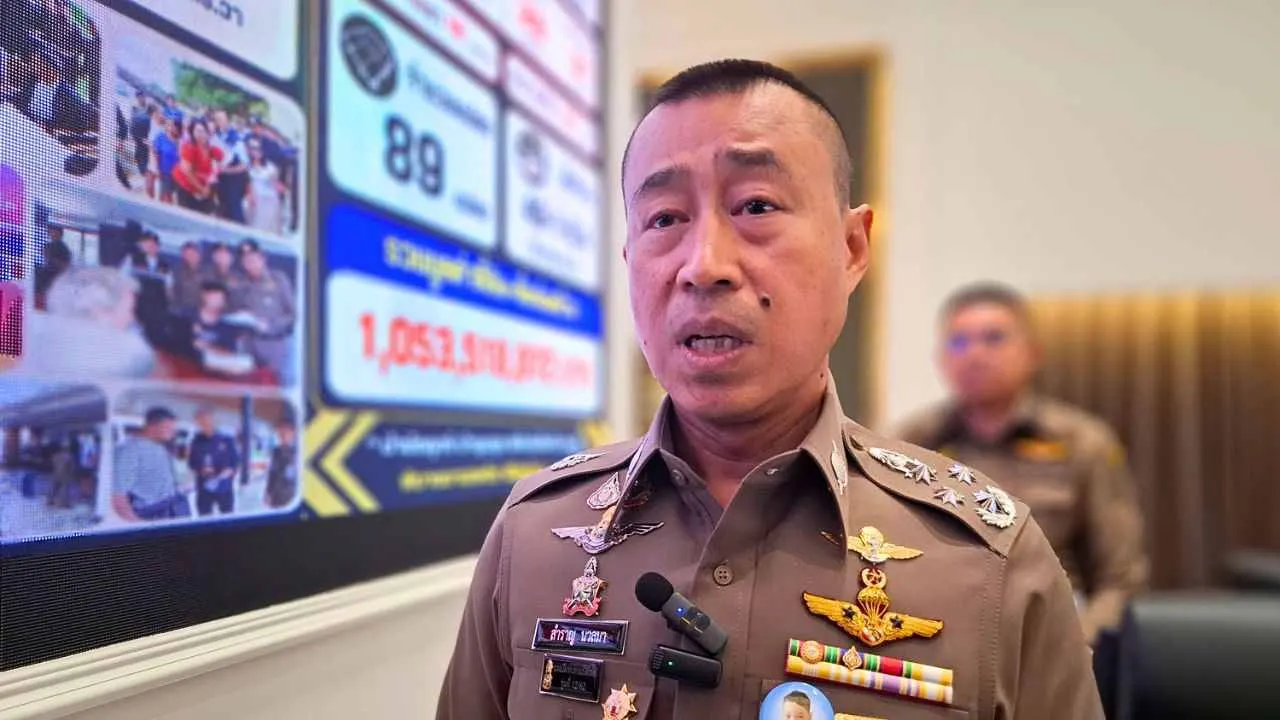 Le général de police Samran Nuanma présente les résultats d'une opération contre les sociétés utilisant des prête-noms dans le sud de la Thaïlande