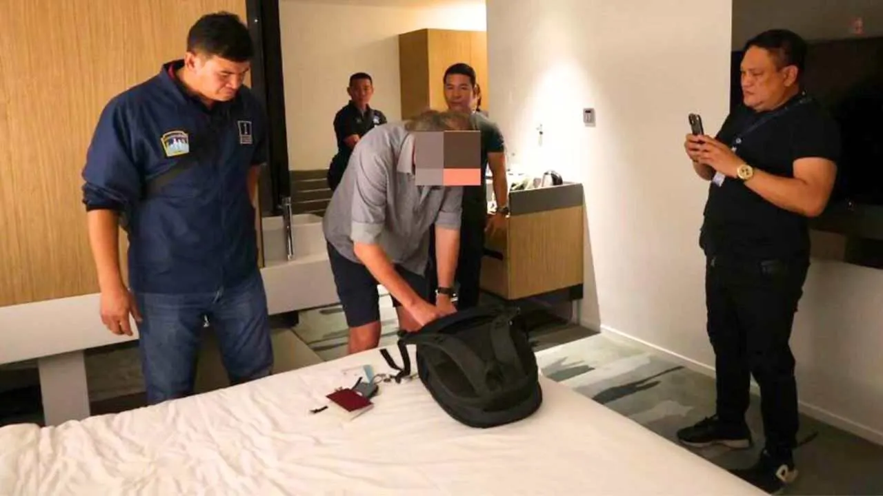 Des policiers thaïlandais procèdent à l'arrestation d'un ressortissant allemand dans une chambre d'hôtel à Bangkok dans le cadre d'une enquête pour exploitation sexuelle d'une mineure