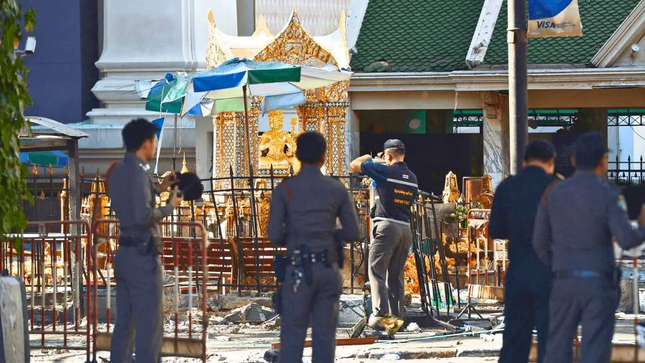 Des policiers scientifiques inspectent les dégâts au sanctuaire d'Erawan à Bangkok au lendemain de l'attentat à la bombe du 17 août 2015