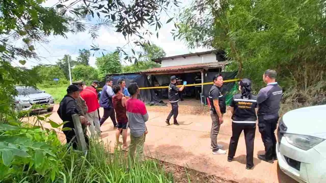 Des enquêteurs et des habitants devant le restaurant d'Udon Thani où 14 personnes ont été hospitalisées après avoir consommé une soupe contenant une mystérieuse poudre
