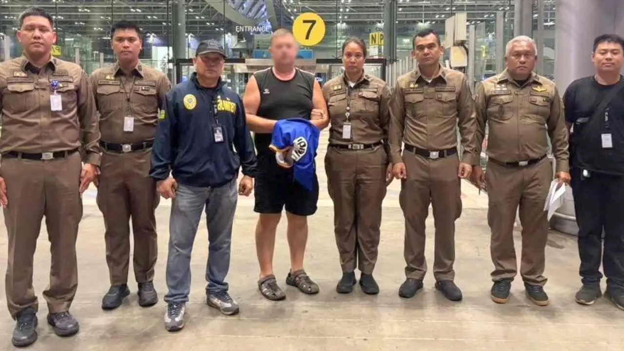 La police thaïlandaise présente le ressortissant australien arrêté à l'aéroport de Suvarnabhumi, soupçonné du meurtre d'une adolescente de 17 ans à Pattaya