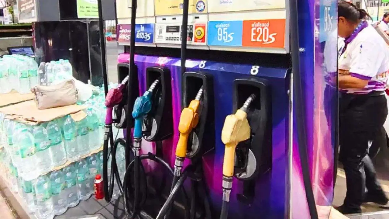 Pompes à carburant dans une station-service en Thaïlande