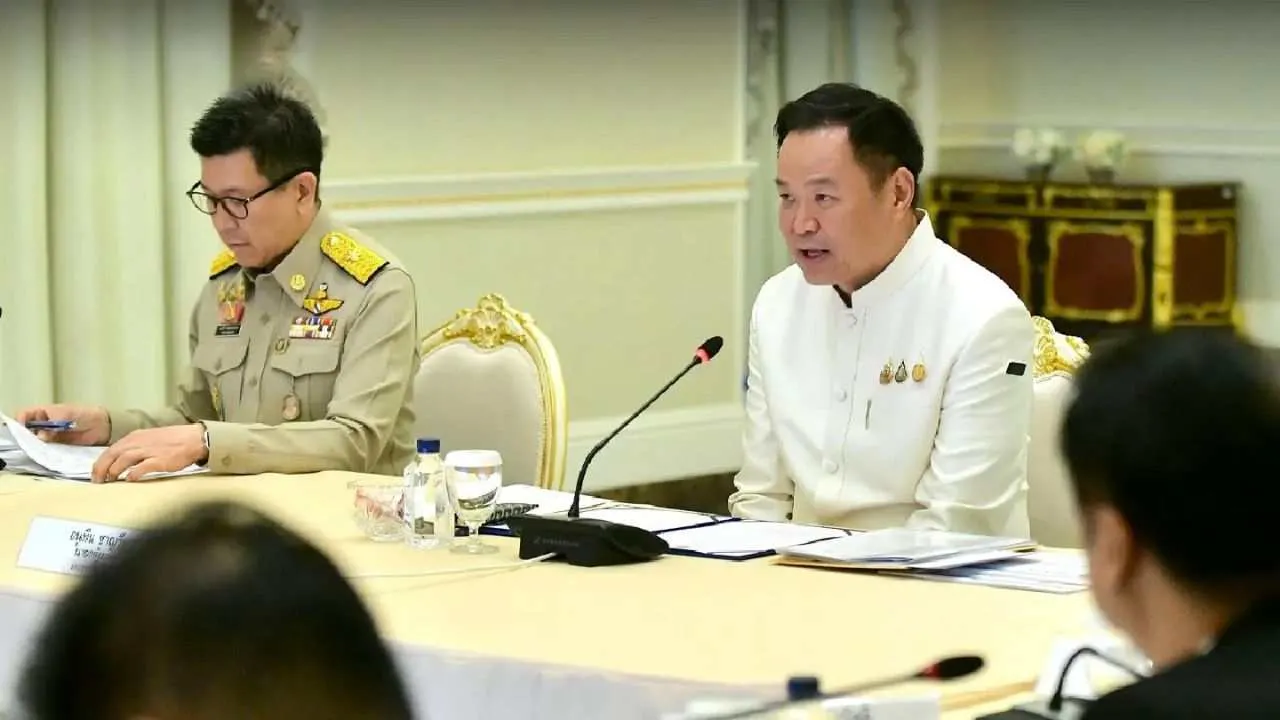 Le Premier ministre Anutin Charnvirakul et le vice-Premier ministre et ministre des Finances, Ekniti Nitithanprapas, lors d'une réunion du Comité consultatif mixte public-privé sur la stratégie économique de la Thaïlande à la Maison du Gouvernement
