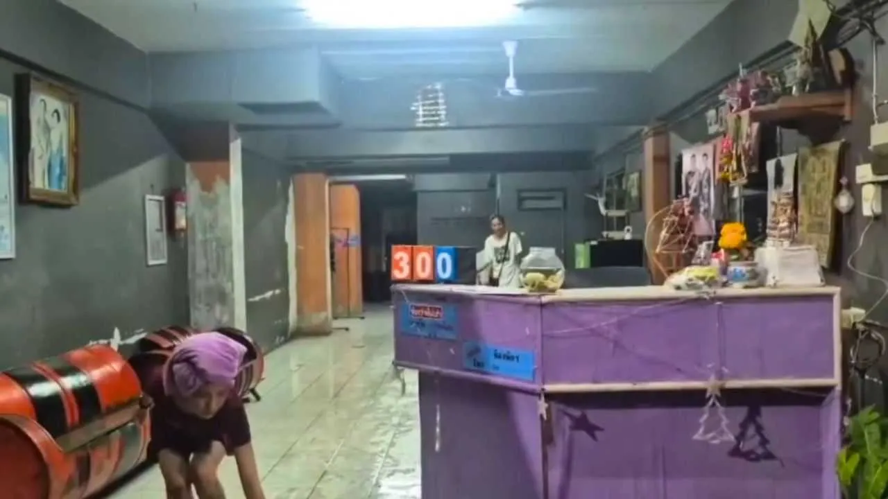 Hall d'accueil de l'immeuble de Pattaya où une employée a été victime d'une attaque à l'acide