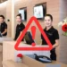 Réceptionnistes d'un hôtel en Thaïlande alors que le secteur hôtelier fait face à des difficultés financières